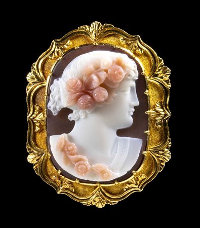 A LARGE THREE-LAYERED AGATE CAMEO SIGNED BY VINCENZO CATENACCI (1786-1855), MOUNTED IN A GOLD BROOCH. BUST OF FLORA.  