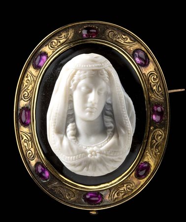 A NEOCLASSICAL GOLD CISELED BROOCH WITH RUBELITES AND SET WITH A LARGE ONYX CAMEO. BUST OF THE VIRGIN MARY.
