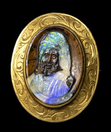 A RARE OPAL CAMEO SET IN A GOLD CISELED BROOCH. BUST OF A BERBER MOOR. 