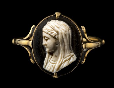 A VICTORIAN DEVOTIONAL GOLD RING SET WITH AN AGATE CAMEO. VEILED BUST OF THE VIRGIN MARY.