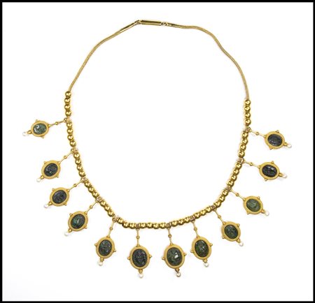 A RARE GOLD ARCHEOLOGICAL REVIVAL NECKLACE BY GIACINTO MELILLO WITH TWELVE ROMAN GREEN CHALCEDONY INTAGLIOS AND PEARLS. VARIOUS SUBJECTS. 