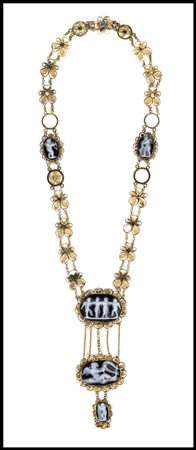 A GOLD NECKLACE SET WITH 5 ONYX CAMEO. EROTES.
