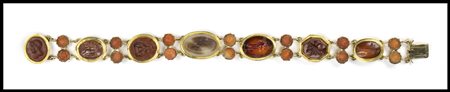 A VICTORIAN GOLD BRACELET WITH SEVEN ROMAN HARDSTONES INTAGLIOS AND CORAL ROSES. VARIOUS SUBJECTS. 