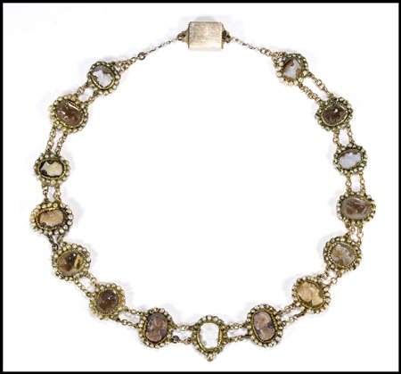 A GEORGIAN GOLD NECKLACE WITH PEARLS AND AGATE GEMSTONES. 