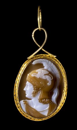 AN AGATE CAMEO SET IN A GOLD PENDANT. BUST OF AN  HELMETED WARRIOR. 