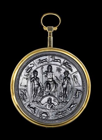 A LARGE GRAND TOUR GLASS IMPRESSION SET IN A GOLD PENDANT. FOUR DEITIES INSIDE THE ZODIACAL CIRCLE. 