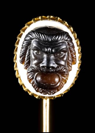 A SARDONYX CAMEO SET IN A GOLD STICK PIN. THEATRICAL MASK.