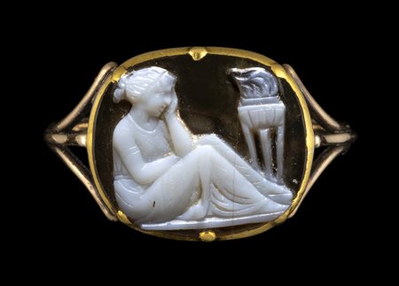 A GEORGIAN GOLD MOURNING RING WITH AN AGATE CAMEO. SEATED WOMAN WITH BURNING ALTAR. 
