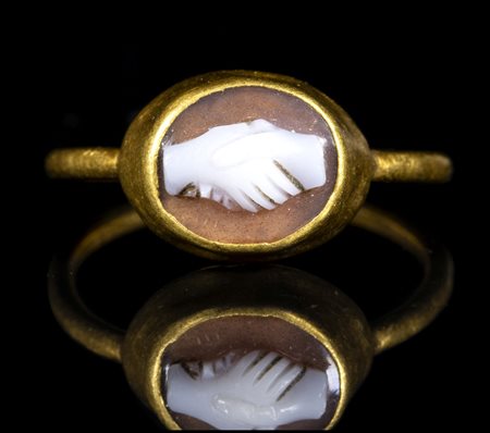 A NEOCLASSICAL AGATE CAMEO SET IN A GOLD RING. DEXTRARUM JUNCTIO. 