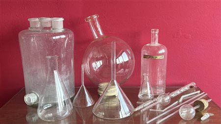 Ampolle e curiosità per laboratorio chimico