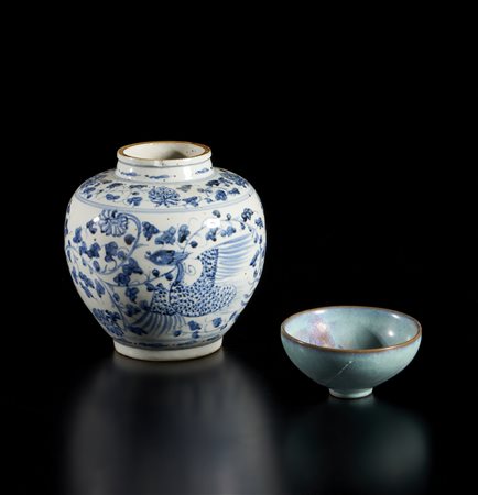  Arte Cinese - Una tazza Jun ed una giara bianco/blu
Cina, Ming, XV secolo
.