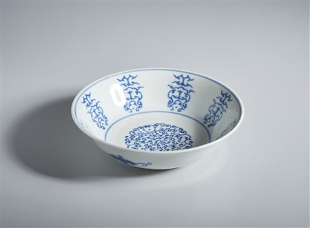  Arte Cinese - Piatto bianco blu in porcellana. 
Cina, Qing, XIX secolo
.