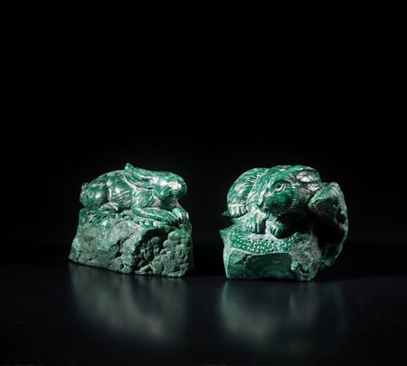  Arte Cinese - Coppia di intagli in malachite grezza a forma di lepri 
Cina, seconda metà XX secolo .