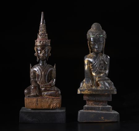  Arte Sud-Est Asiatico - Due sculture in legno laccato raffiguranti Buddha 
Thailandia, XIX secolo 
.