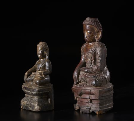  Arte Sud-Est Asiatico - Due grandi sculture in legno raffiguranti Buddha 
probabilmente Laos, XIX-XX secolo .