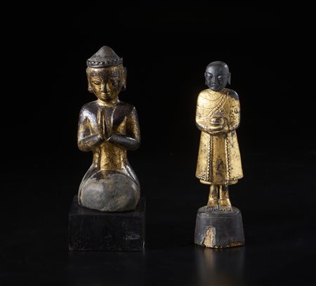  Arte Sud-Est Asiatico - Due sculture in legno laccato raffiguranti oranti 
Burma, inizio XIX secolo.