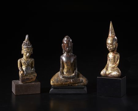  Arte Sud-Est Asiatico - Gruppo di 3 figure di Buddha in legno laccato
Sud est asiatico, XIX secolo.