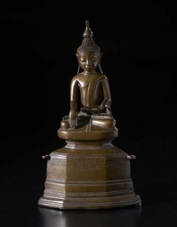  Arte Sud-Est Asiatico - Figura di Buddha in bronzo 
Birmania, XVIII secolo .