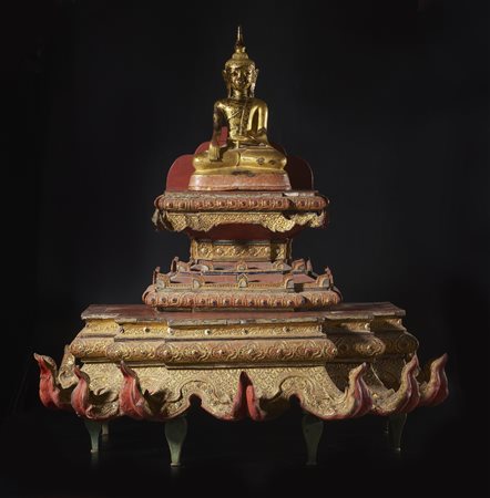  Arte Sud-Est Asiatico - Figura di Buddha su altare 
Birmania, XVIII - XIX secolo .