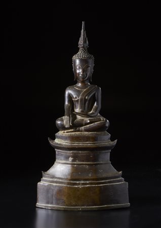  Arte Sud-Est Asiatico - Grande figura di Buddha in bronzo 
Laos, fine XVII secolo .