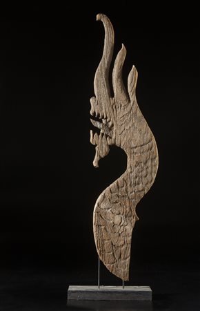  Arte Sud-Est Asiatico - Fragmento di acroterio in legno raffigurante serpente Naga 
Cambogia o Thailandia, impero Khmer, XIV secolo 
.