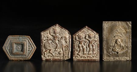  Arte Indiana - Gruppo di quattro placche votive in rame sbalzato 
India Meridionale, XVIII-XIX secolo.