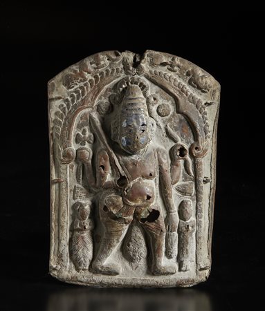  Arte Indiana - Una grande placca Veerabhadra in rame sbalzato 
India Meridionale, XVIII secolo .