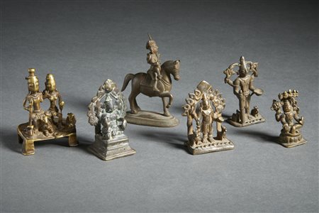  Arte Indiana - Gruppo di sei bronzi devozionali raffiguranti varie divinità 
India, XVIII - XIX secolo .