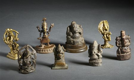  Arte Indiana - Gruppo di 8 idoli raffiguranti Ganesh 
India, XIX e XX secolo  .