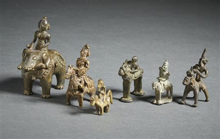  Arte Indiana - Gruppo di 6 cavalieri in bronzo 
India popolare, XIX secolo .