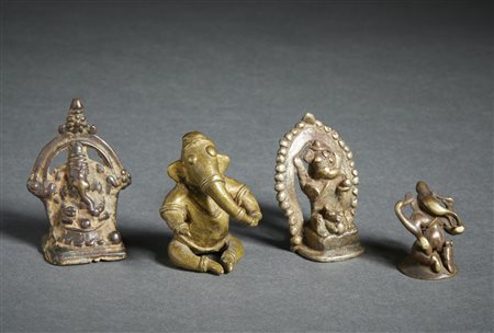  Arte Indiana - Gruppo di quattro figure in lega di rame raffiguranti Ganesh 
India Meridionale, XVIII-XIX secolo .