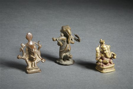  Arte Indiana - Gruppo di tre figure di Ganesh in lega di rame
India Meridionale, XVIII e tardo XIX secolo .