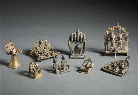  Arte Indiana - Gruppo di 4 altari Shivalinga e 4 figure devozionali 
India popolare, XIX secolo .