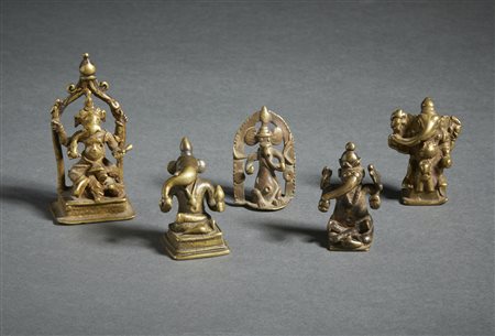  Arte Indiana - Gruppo di 5 figure in bronzo raffiguranti Ganesh 
India Meridionale e tribale, XVIII-XIX secolo
.