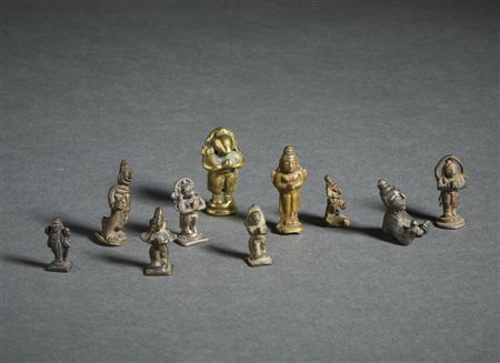  Arte Indiana - Gruppo di 10 miniature devozionali in bronzo 
India, XIX secolo .