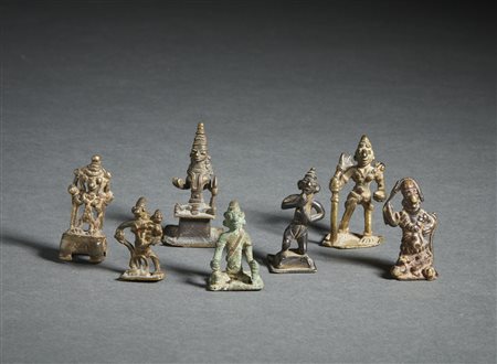  Arte Indiana - Gruppo di 7 bronzi tribali raffiguranti divintà e guerrieri 
India, XIX secolo .