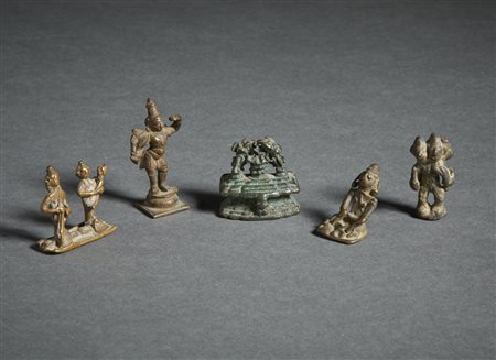  Arte Indiana - Gruppo di 5 figure devozionali in bronzo 
India, dal XVII al XIX secolo .