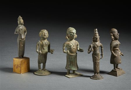  Arte Indiana - Gruppo di 5 figure di guerrieri in bronzo 
India tribale, XIX secolo .