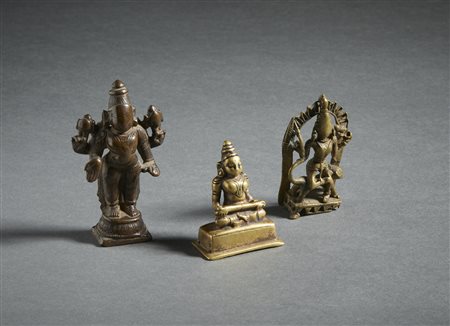  Arte Indiana - Gruppo di 3 figure in bronzo raffiguranti varie divinità
India meridionale, XVIII secolo .