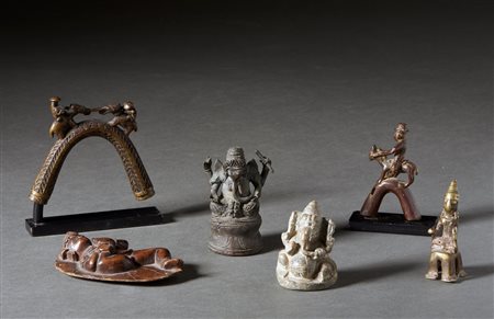  Arte Indiana - Gruppo di sei sculture in bronzo, pietra e legno 
India, XIX-XX secolo .