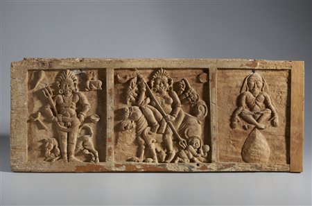  Arte Indiana - Fregio votivo in legno tenero con Shiva, Durga e Asceta 
India, XX secolo   .