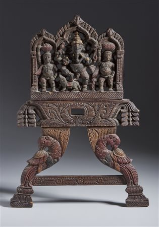  Arte Indiana - Elemento decorativo in legno intagliato raffigurante Ganesh e offerenti 
India Settentrionale, inizio XX secolo .