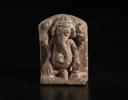  Arte Indiana - Stele in pietra raffigurante Ganesh 
India, XIX secolo .