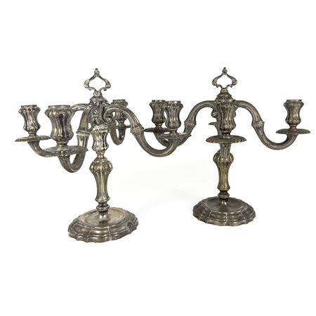 Coppia di candelabri in argento a quattro luci, Milano, Fratelli Di Leone,...