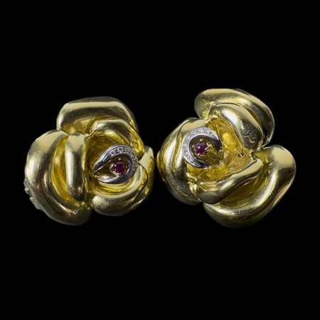 Coppia di orecchini in oro giallo18kt. cesellati a rosa, con piccoli diamanti...