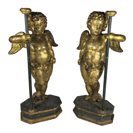 Coppia di putti alati in legno dorato a mecca, Napoli, XVII secolo, scolpiti...