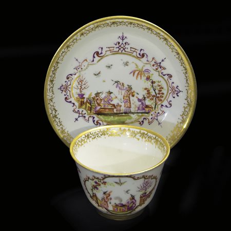 Tazza con piatto in porcellana bianca e dorata, Meissen, circa 1725, dipinta...