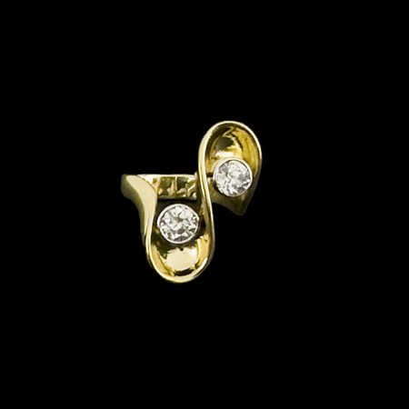 Anello contrarié in oro giallo 18kt. con due diamanti taglio brillante, per...