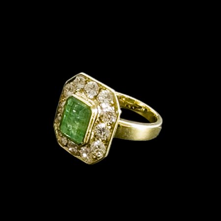 Anello in oro 18kt. con smeraldo naturale di ct. 3,90 circa, e diamanti...