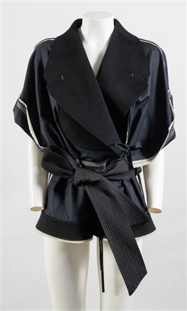 GIANFRANCO FERRE Giacca a kimono sui toni del nero, del grigio e del panna....